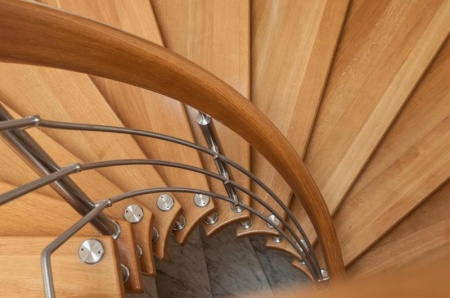 Escalier en bois ou en acier, comment choisir le mat&eacute;riau adapt&eacute; &agrave; votre int&eacute;rieur pr&egrave;s d'Al&egrave;s ?